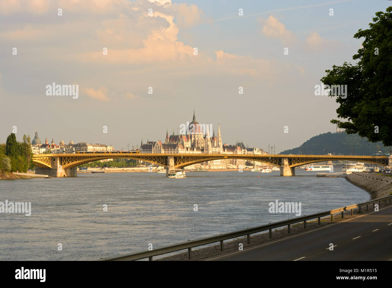 Danube chemin Riverside, pont Margaret, Parlement, Budapest Banque D'Images