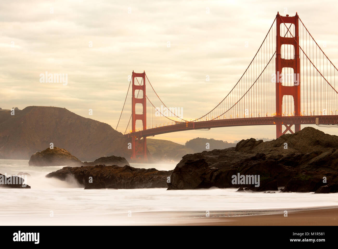 Golden Gate Bridge à partir de Baker Beach, San Francisco, California, USA Banque D'Images