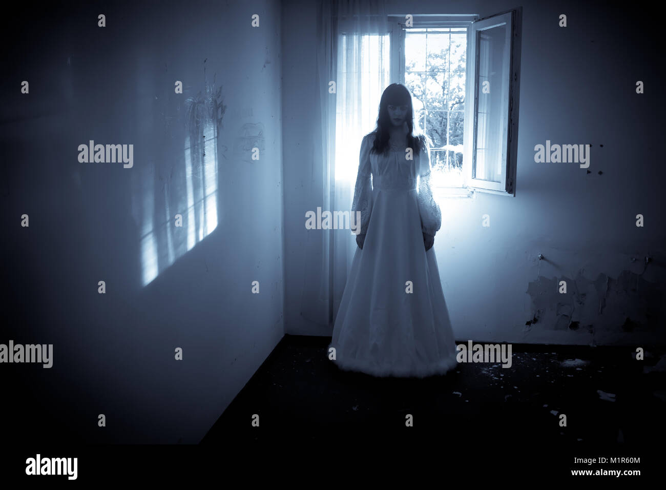 Scène d'horreur d'une femme dans la sombre robe de mariage Banque D'Images