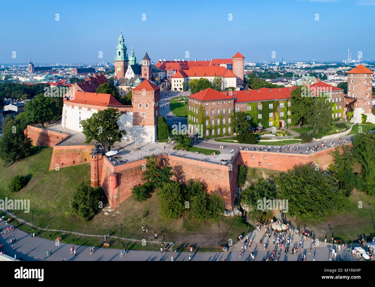 Cracovie, Pologne. La colline de Wawel avec le Château Royal, la cathédrale, murs de défense, parc, promenade et randonnée personnes méconnaissables Banque D'Images
