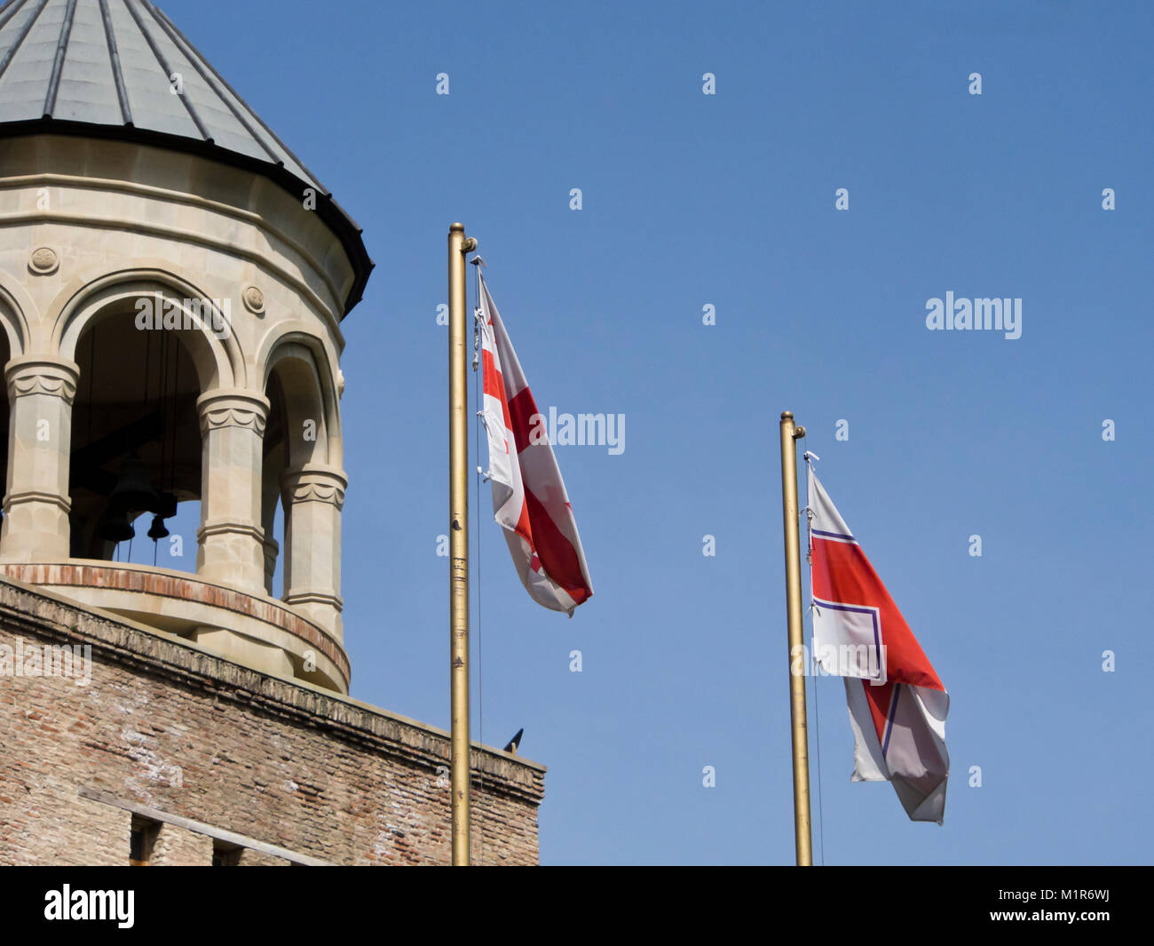 La cathédrale de Svetitskhoveli ou cathédrale de la pilier vivant dans la ville de Mtskheta (Géorgie), un site du patrimoine mondial de l'église géorgienne, et d'un drapeau Banque D'Images