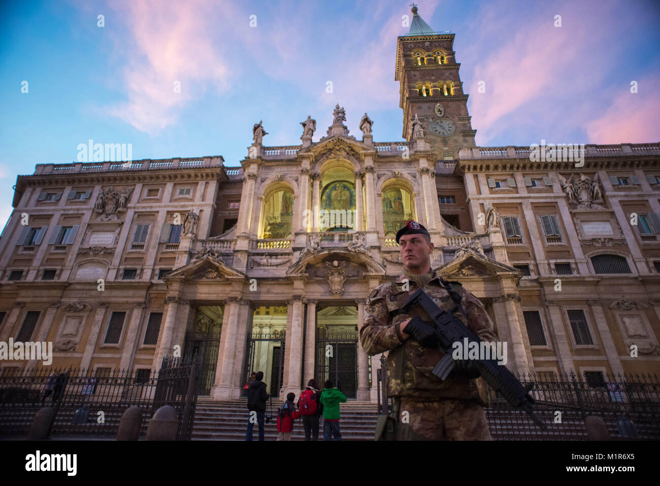 Rome. L'Italie. L'armée au service de la lutte contre le terrorisme la patrouille de sécurité Saint Marie Majeure basilique. Banque D'Images
