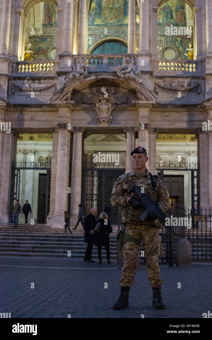 Rome. L'Italie. L'armée au service de la lutte contre le terrorisme la patrouille de sécurité Saint Marie Majeure basilique. Banque D'Images