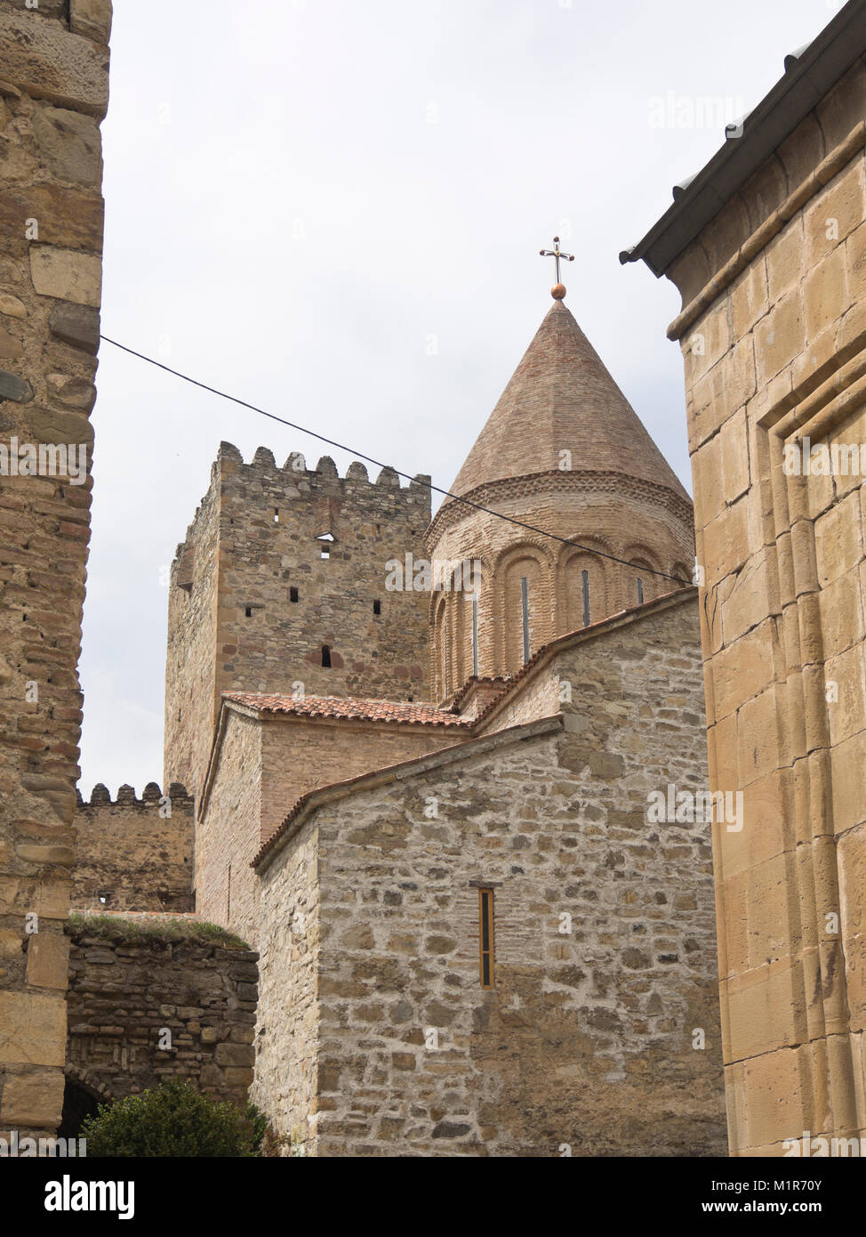 À la forteresse, un château médiéval et le siège de la section locale eristavis (Ducs) dans le haut Caucase en Géorgie, l'extérieur de l'église de la Mère de Dieu Banque D'Images