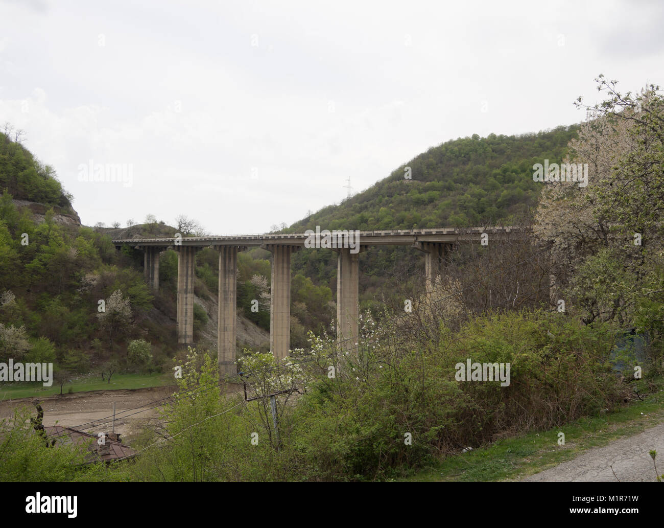 Pont sur la route militaire géorgienne à l'Ananuri forteresse sur route vers la haute montagnes du Caucase et la frontière russe Banque D'Images