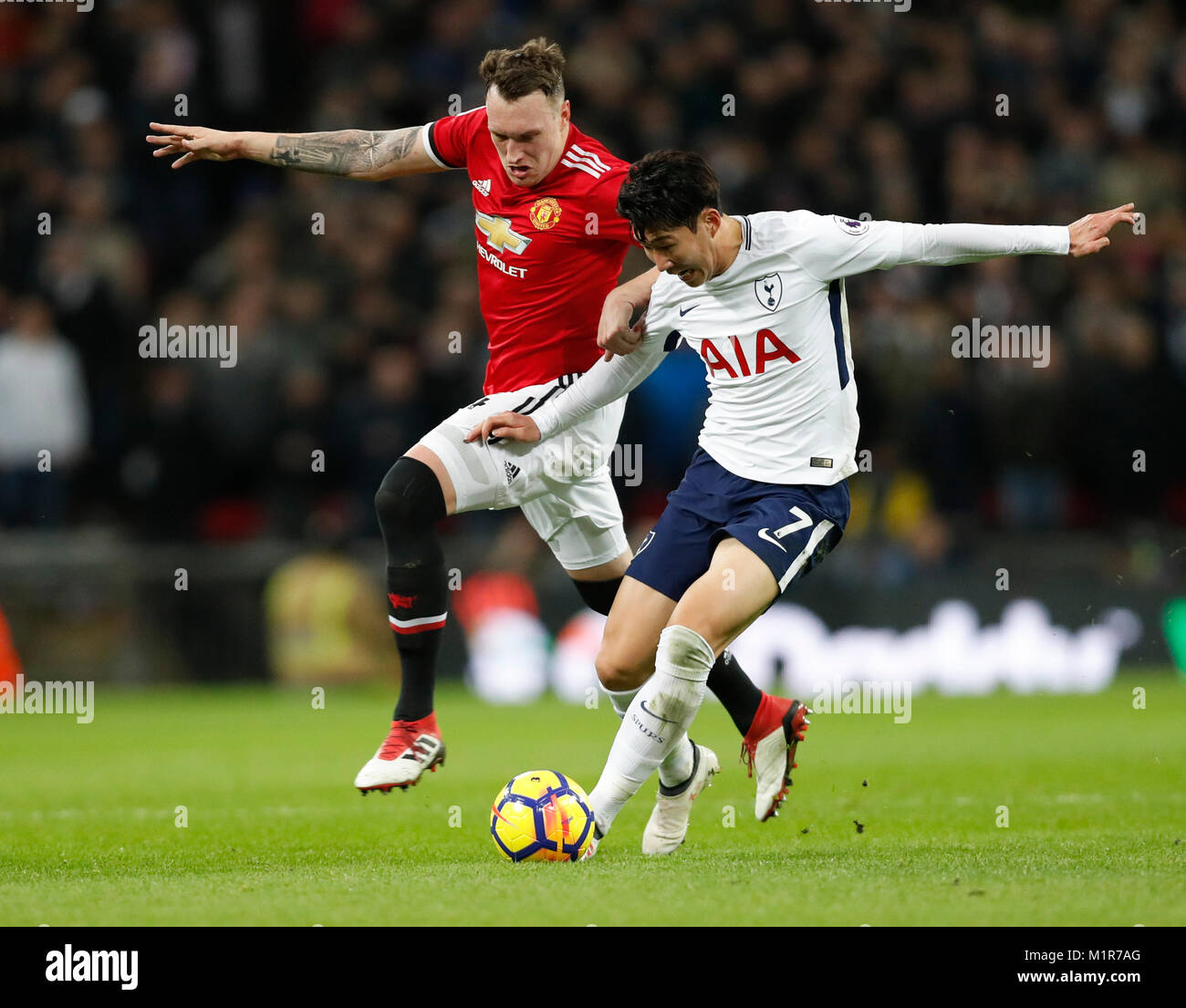 Londres, Royaume-Uni. Jan 31, 2018. Son Heung-Min (R) de Tottenham Hotspur eddv pour le bal au cours de l'English Premier League football match entre Tottenham Hotspur et Manchester United au stade de Wembley à Londres, Angleterre le 31 janvier 2018. Hotspur a gagné 2-0. Credit : Han Yan/Xinhua/Alamy Live News Banque D'Images