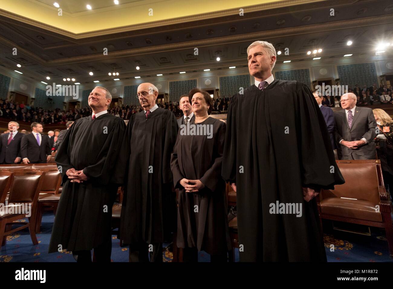 Les juges de la Cour suprême des États-Unis se présenter comme président Donald Trump arrive pour son premier état de l'Union à une session conjointe du Congrès au Capitole, le 30 janvier 2018 à Washington, DC. Debout de gauche à droite sont : Le Juge en chef John Roberts, associer la Justice Stephen Breyer, juge Elena Kagan, et associer la Justice Neil Gorsuch Banque D'Images