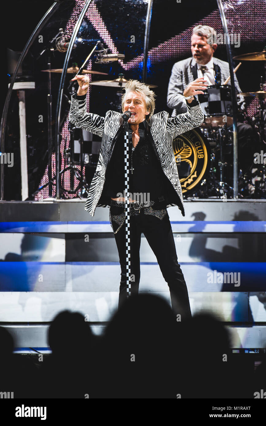 Milan, Italie, le 31 janvier 2018 : Le chanteur et auteur-compositeur de rock britannique Rod Stewart en live à Milan pour son seul concert italien Photo : Alessandro Bosio/Alamy Live News Banque D'Images