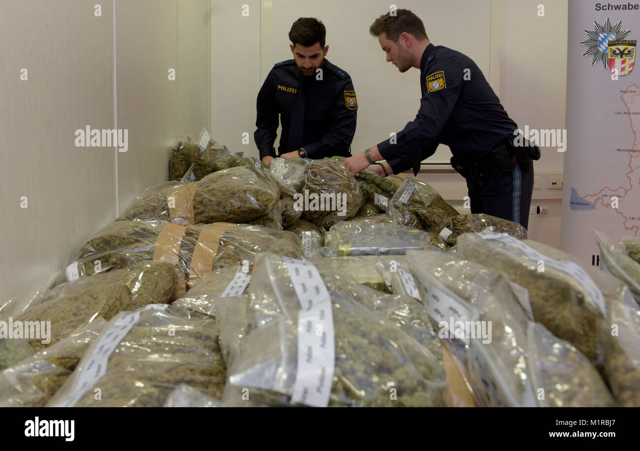 Neu-Ulm, Allemagne. 1er février, 2018. Deux agents de police trier par le biais de la drogue emballée dans des sacs en plastique avec les lettres "Police" imprimé sur eux au cours d'une conférence de presse à Neu-Ulm, Allemagne, 1 février 2018. 117 kilos de cannabis ont été trouvés lors d'un raid, ce qui équivaut à un prix de vente total de plus de un million d'euros. Credit : Stefan Udry/dpa/Alamy Live News Banque D'Images