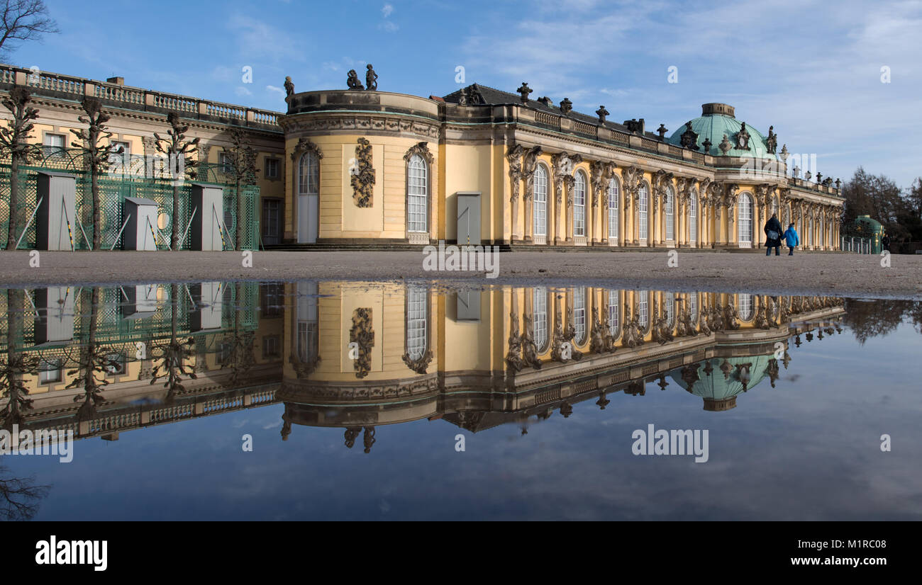 Potsdam, Allemagne. 1er février, 2018. Sanssouci Palace se reflète dans une flaque à Potsdam, Allemagne, 1 février 2018. Credit : Ralf Hirschberger/dpa-Zentralbild/dpa/Alamy Live News Banque D'Images