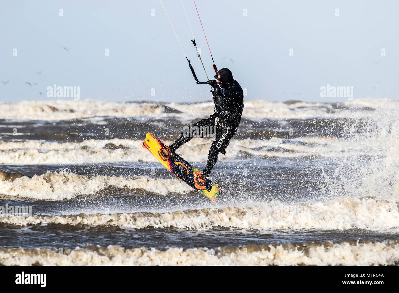 Southport, Merseyside. 1er février, 2018. Météo britannique. Kite surfer saute et prend à l'air comme des vents forts batter la côte avec la marée haute pour le début d'un nouveau mois d'hiver. Les températures sont appelées à baisser comme retour de vents du nord. /AlamyLiveNews MediaWorldImages crédit ; Banque D'Images