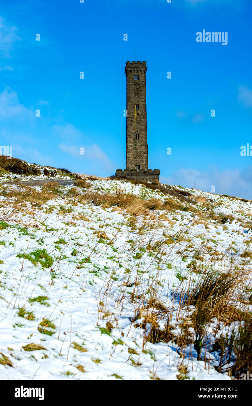 Holcombe Hill, Lancashire, Royaume-Uni. 1er février 2018. Beau, froid vif et beau temps le premier jour de février à Holcombe Hill, près de Bury, Lancashire, comme une mince couche de neige couvre le haut de la colline près du monument de Peel. Construit en 1852 ce célèbre monument de Bury a été érigé en hommage à l'un des fils les plus célèbres de l'enterrer, Sir Robert Peel, fondateur de la force de police, et le premier ministre, 1841-1846. Photo par Paul Heyes, Jeudi 01 Février, 2018. Crédit : Paul Heyes/Alamy Live News Banque D'Images