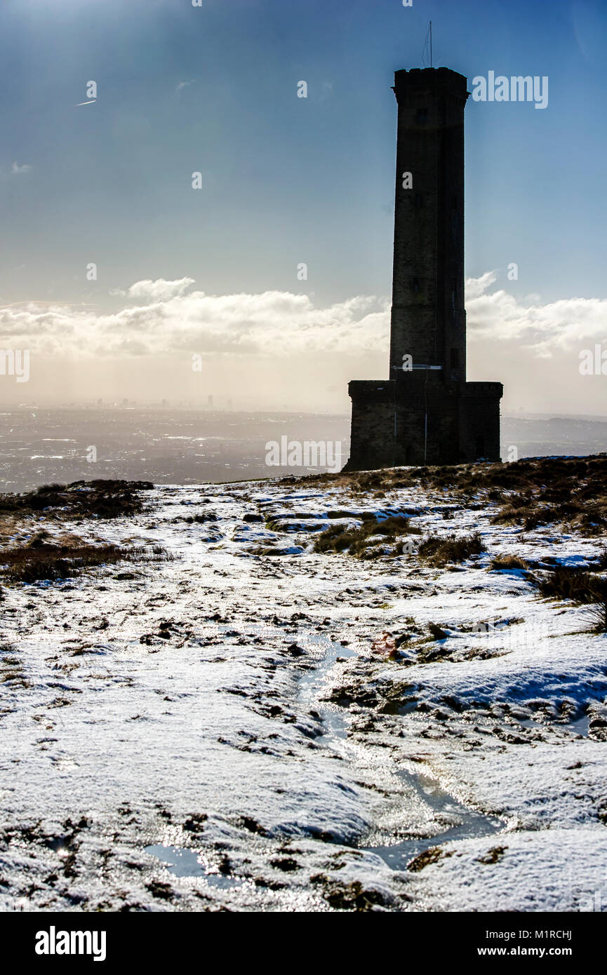 Holcombe Hill, Lancashire, Royaume-Uni. 1er février 2018. Beau, froid vif et beau temps le premier jour de février à Holcombe Hill, près de Bury, Lancashire, comme une mince couche de neige couvre le haut de la colline près du monument de Peel. Construit en 1852 ce célèbre monument de Bury a été érigé en hommage à l'un des fils les plus célèbres de l'enterrer, Sir Robert Peel, fondateur de la force de police, et le premier ministre, 1841-1846. Photo par Paul Heyes, Jeudi 01 Février, 2018. Crédit : Paul Heyes/Alamy Live News Banque D'Images