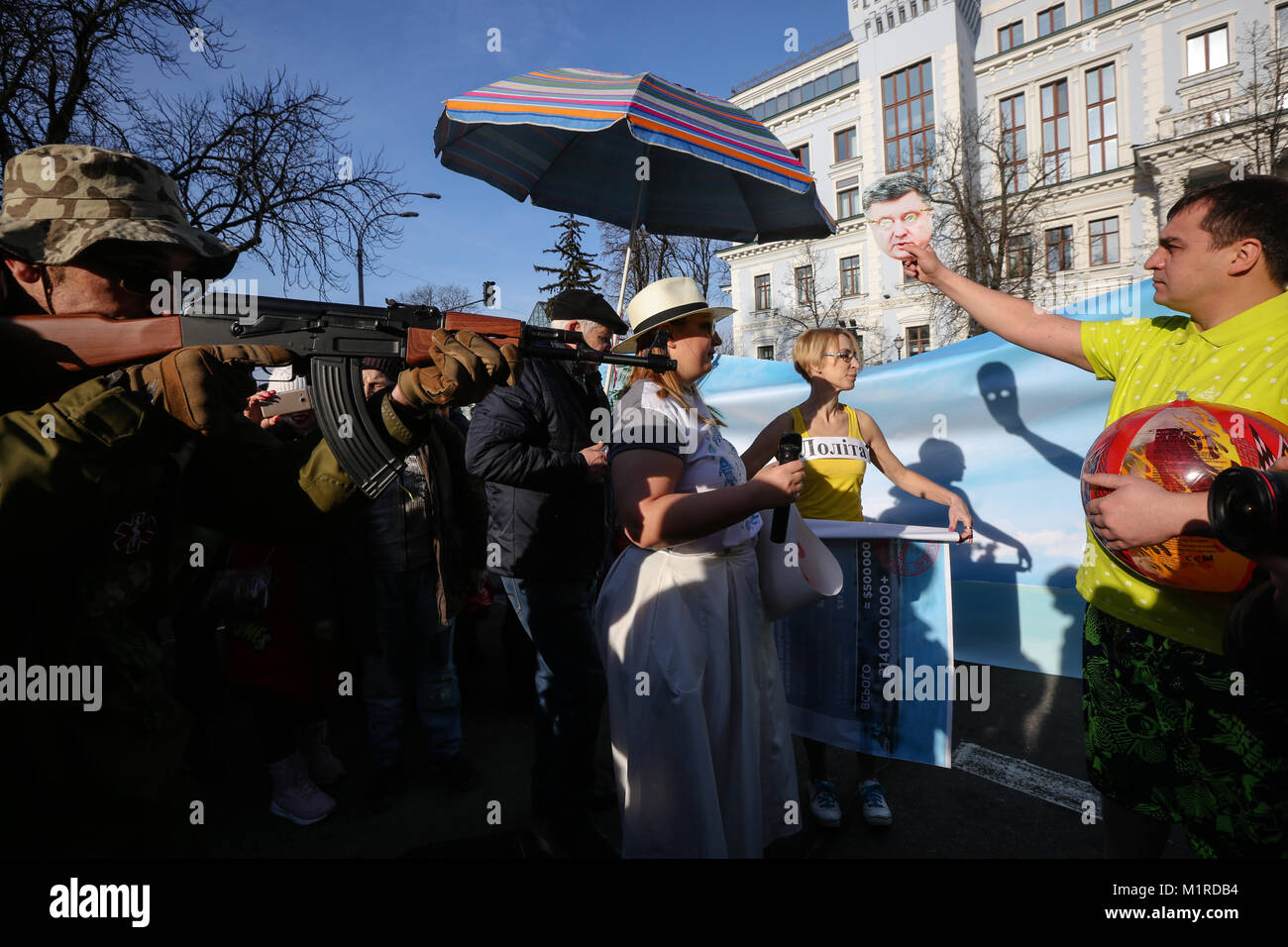 Kiev, Kiev, Ukraine. 1 février 2018Les partisans de Mikhaïl Saakashvilli protestsnear le bâtiment de l'Administration présidentielle extrêmement coûteux pour les vacances du président ukrainien, Kiev, Ukraine, le 1er février 2018. Le président Petro Poroshenko avec ses amis et sa famille a un secret sept jours de vacances sur une île privée aux Maldives pour environ 500 000 $, d'enquête de l'Ukraine TV show rapportés. Credit : ZUMA Press, Inc./Alamy Live News Banque D'Images