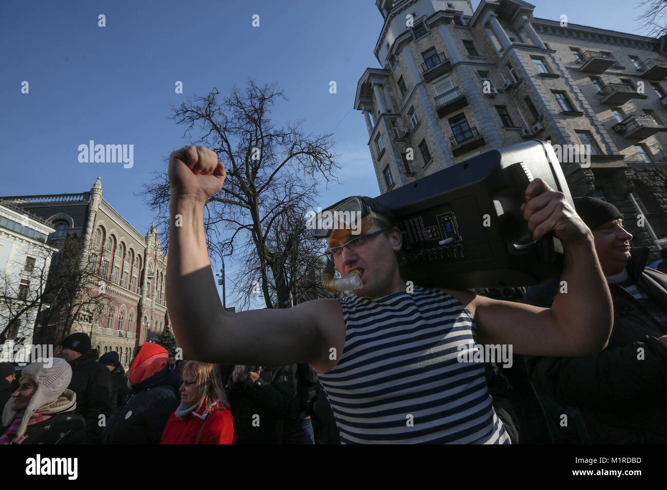 Kiev, Kiev, Ukraine. 1 février 2018Les partisans de Mikhaïl Saakashvilli protestsnear le bâtiment de l'Administration présidentielle extrêmement coûteux pour les vacances du président ukrainien, Kiev, Ukraine, le 1er février 2018. Le président Petro Poroshenko avec ses amis et sa famille a un secret sept jours de vacances sur une île privée aux Maldives pour environ 500 000 $, d'enquête de l'Ukraine TV show rapportés. Credit : ZUMA Press, Inc./Alamy Live News Banque D'Images