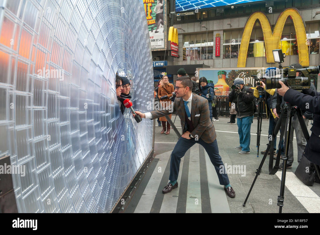 New York, USA. 1er février 2018. Un journaliste de NTN24, une chaîne  d'information en langue espagnole, des interviews de touristes posant dans  la fenêtre "avec le coeur", le gagnant du Times Square