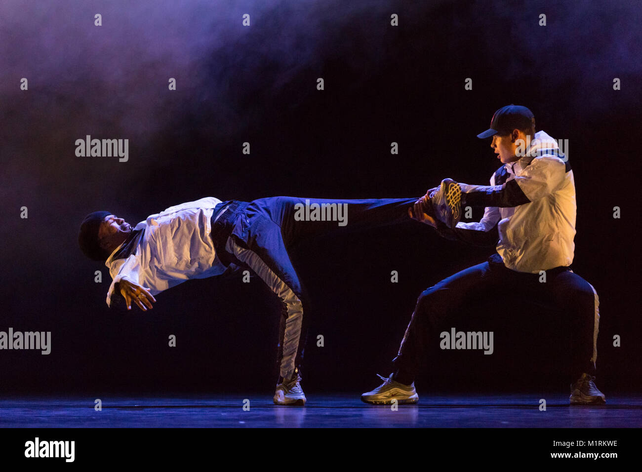 Sadler's Wells Theatre, Londres, UK, 1er févr. 2018. BBC jeunes danseurs finalistes, Jodelle et Douglas Harry Barnes effectuer street dance 'Mass effect'. Sadler's Wells' célébration annuelle de la danse réunit un mélange éclectique d'extraits de certains des plus grands dance works dans «échantillonnées'. Credit : Imageplotter News et Sports/Alamy Live News Banque D'Images