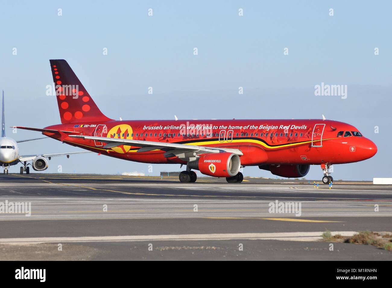 BRUSSELS AIRLINES AIRBUS A320-200 OO-SCN DANS 'RED BELGE DEVILS' LIVRÉE PUBLICITAIRE Banque D'Images