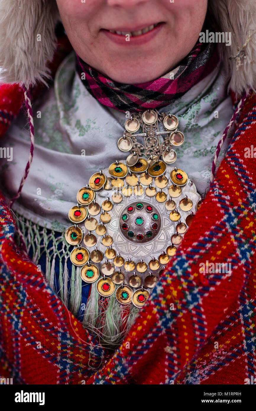 Skibotn, la Norvège. Une femme porte Sami traditionnels bijoux. Banque D'Images
