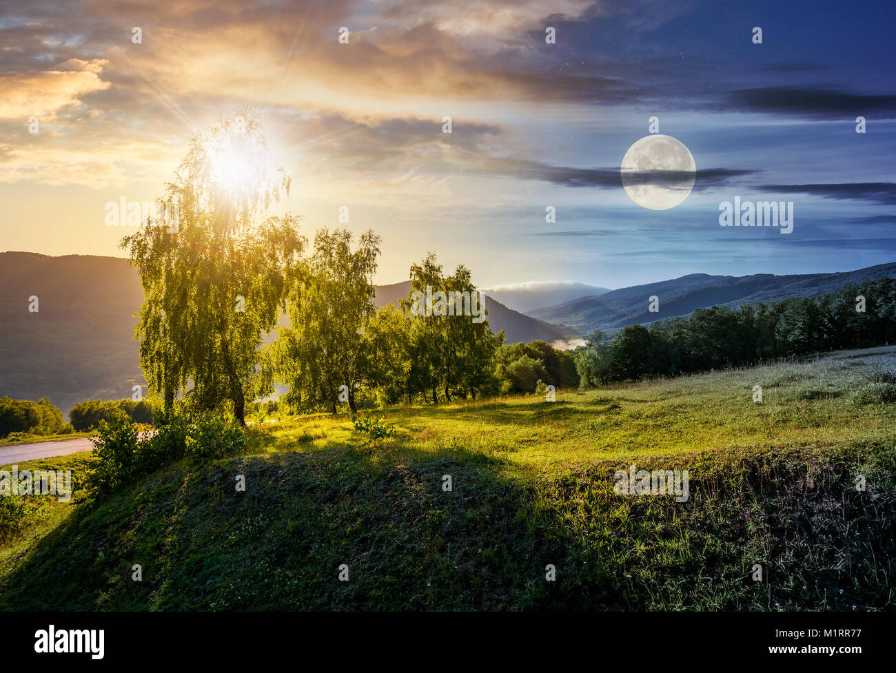 Concept de changement d'heure au-dessus des arbres sur la colline herbeuse en montagnes. belle nature paysage avec soleil et lune Banque D'Images