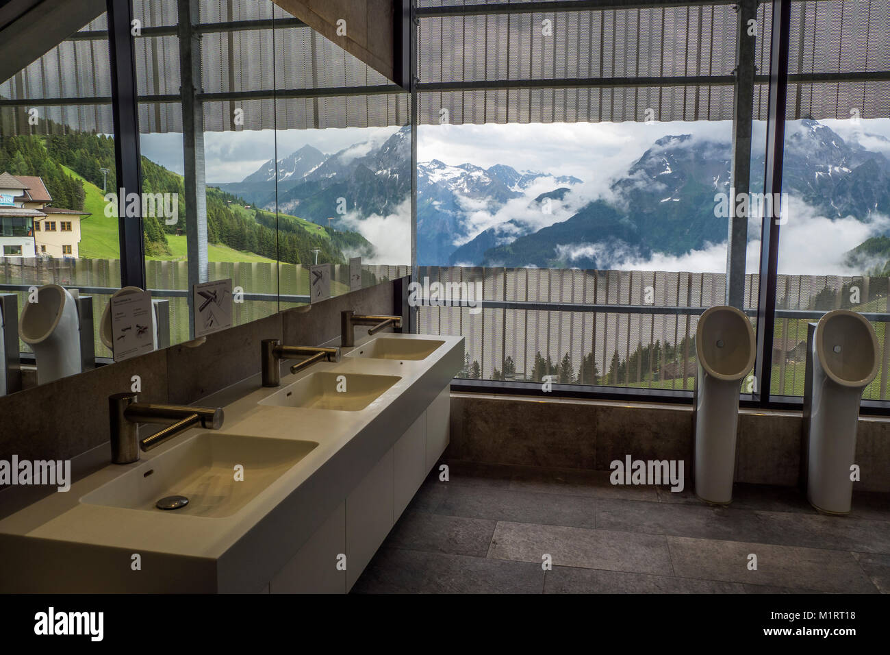 Toilettes pour hommes sur le haut de la montagne au-dessus de Mayhofen Penkenalm Zillar, vallée, Autriche Banque D'Images