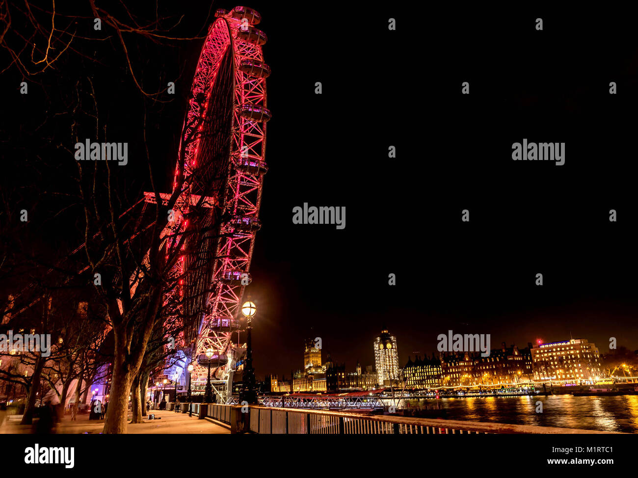 London Eye (Grande roue illuminée la nuit à Londres, Royaume-Uni Banque D'Images