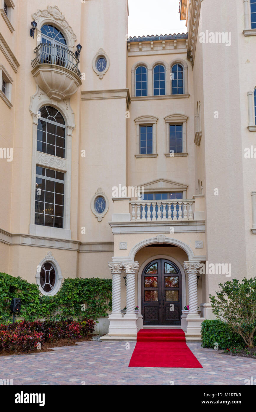 L'avant du front de mer riches typique residence Naples, Florida, USA Banque D'Images