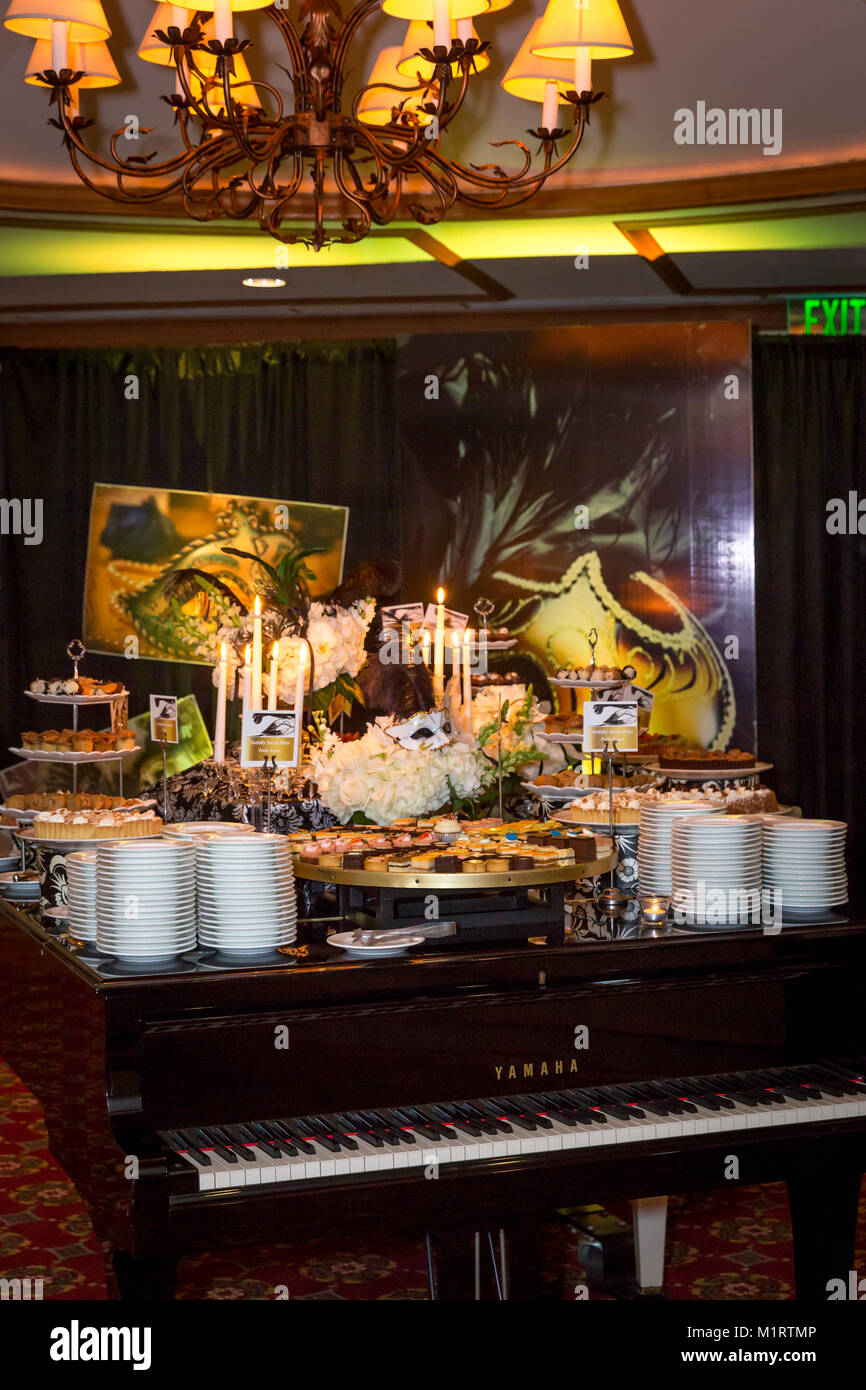 Grand piano comme un désert géant bac pour un dîner buffet, Naples,  Florida, USA Photo Stock - Alamy