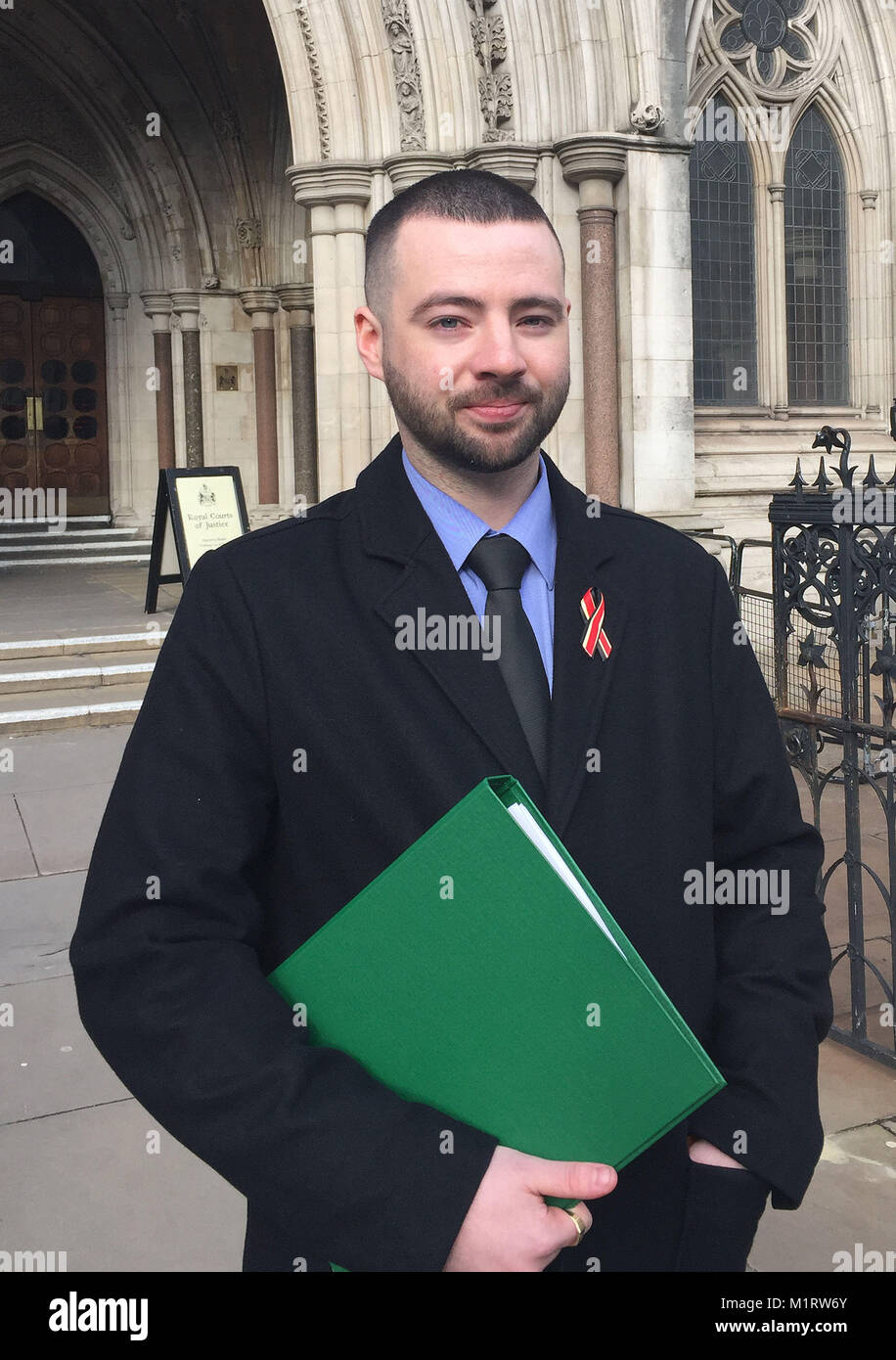 Jason Evans à l'extérieur de la Cour royale de Justice de Londres, qui poursuit en dommages-intérêts contre le gouvernement après que son père a été victime du scandale du sang contaminé. Banque D'Images