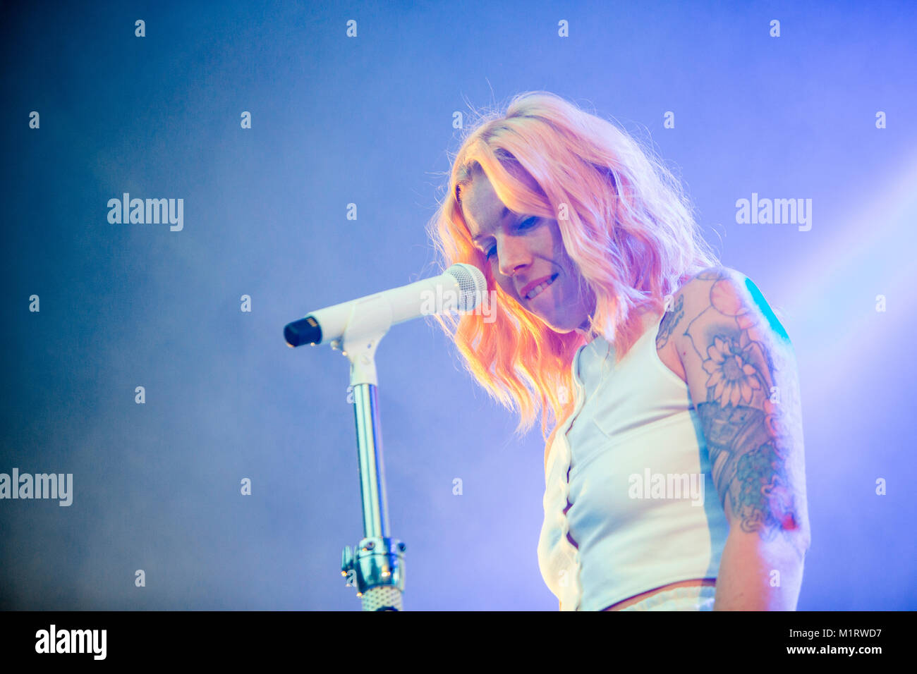 La Norvège, Bergen - 16 juin, 2017. La chanteuse norvégienne, auteur-compositeur et musicien Gabrielle Susanne Solheim Leithaug est mieux connu comme Gabrille et ici effectue un concert lors de la fête de la musique 2017 Bergenfest norvégien de Bergen. Banque D'Images