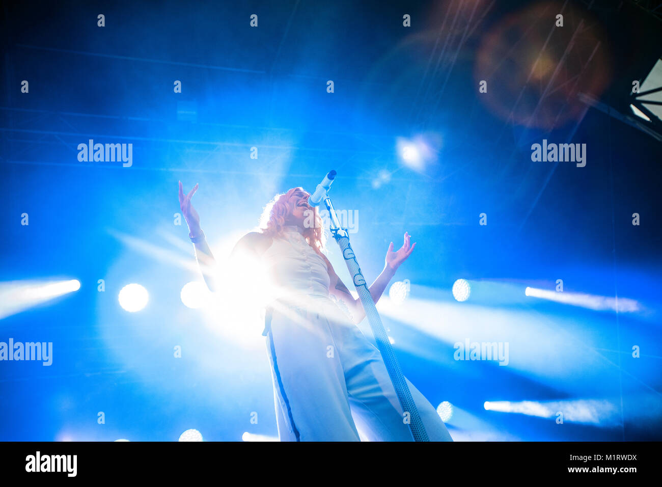 La Norvège, Bergen - 16 juin, 2017. La chanteuse norvégienne, auteur-compositeur et musicien Gabrielle Susanne Solheim Leithaug est mieux connu comme Gabrille et ici effectue un concert lors de la fête de la musique 2017 Bergenfest norvégien de Bergen. Banque D'Images