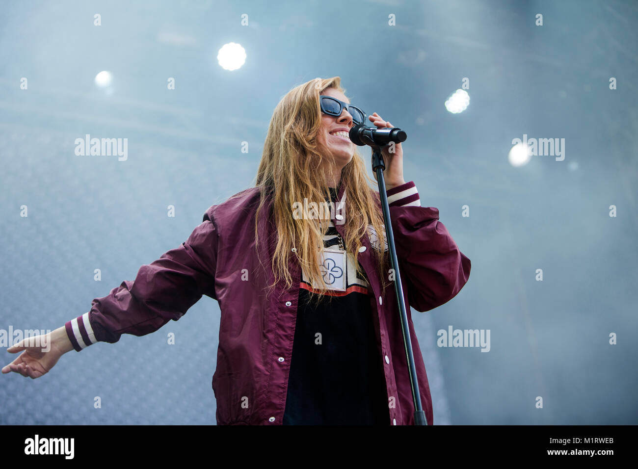 La chanteuse norvégienne, auteur-compositeur et musicien Gabrielle Susanne Solheim Leithaug est mieux connu comme Gabrille et ici vu à un concert live à Bergenfest 2013. La Norvège, 11/06 2013. Banque D'Images