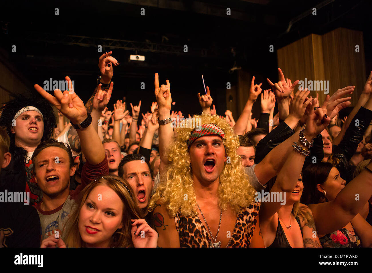 Glam rock fans ont un fantastique concert avec l'American glam et rock band comédie Steel Panther qui réalise en direct à l'USF Verftet à Bergen. La Norvège, 04/08 2014. Banque D'Images