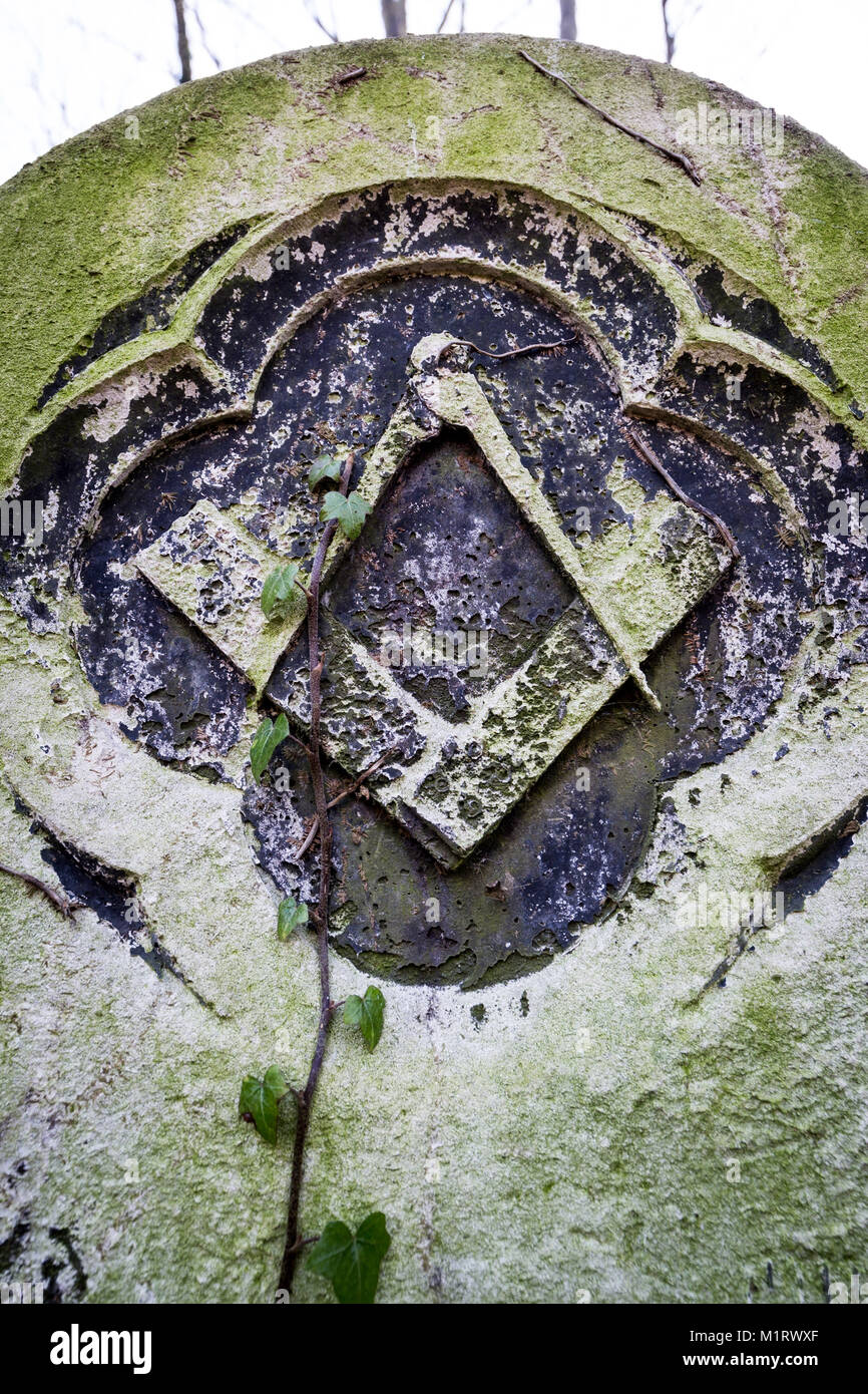 Une pierre tombale maçonnique à Tower Hamlets Cemetery avec la ...