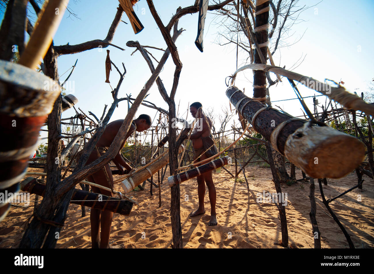 Ju/'hoansi bushmen San ou Hunter à l'air libre boutique vendant de l'artisanat.Ils sont membres de plusieurs peuples chasseurs-cueilleurs de Namibie. Banque D'Images