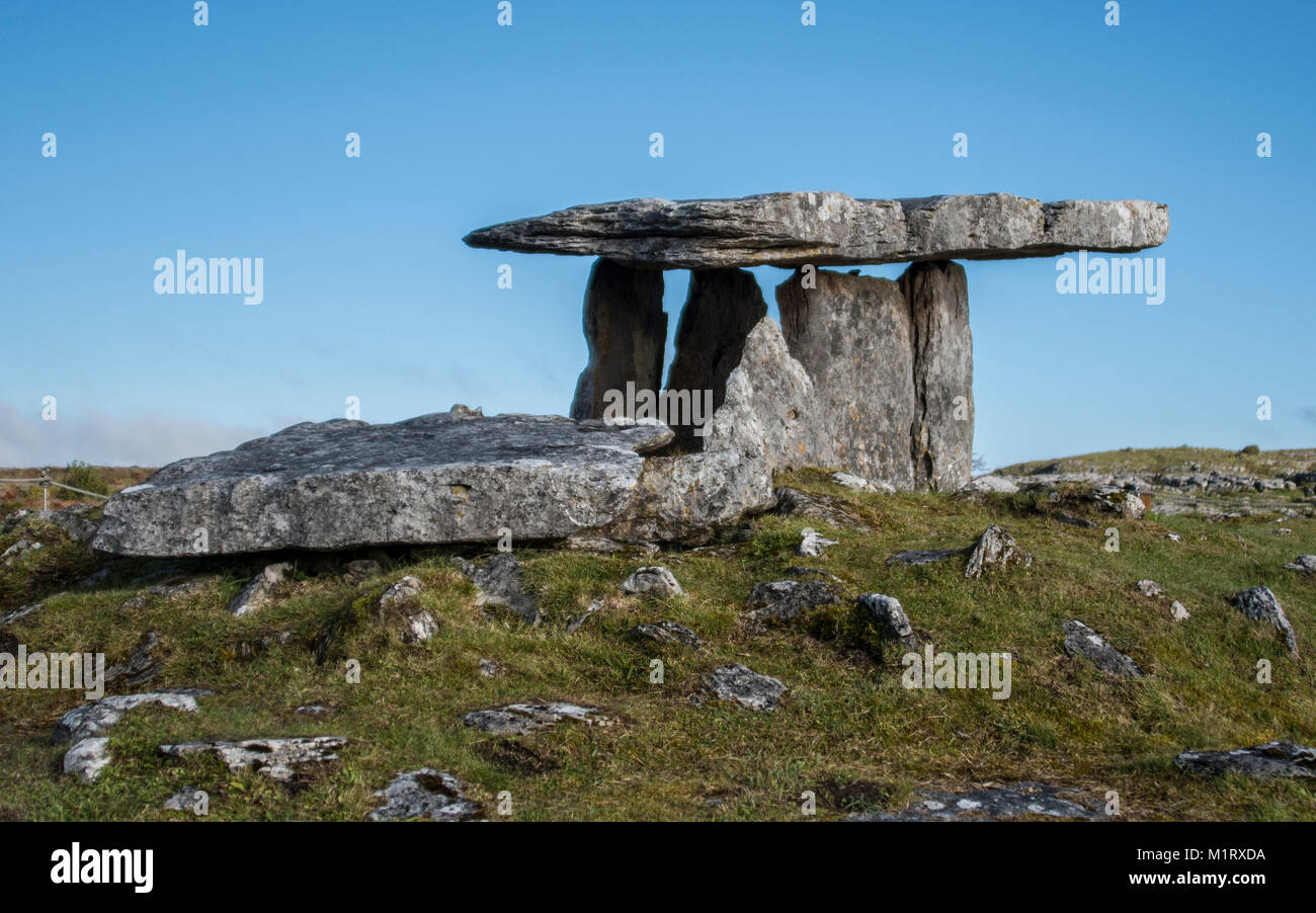 Le dolmen de Poulnabrone est son silence et solitude watch en Irlande à distance. Banque D'Images