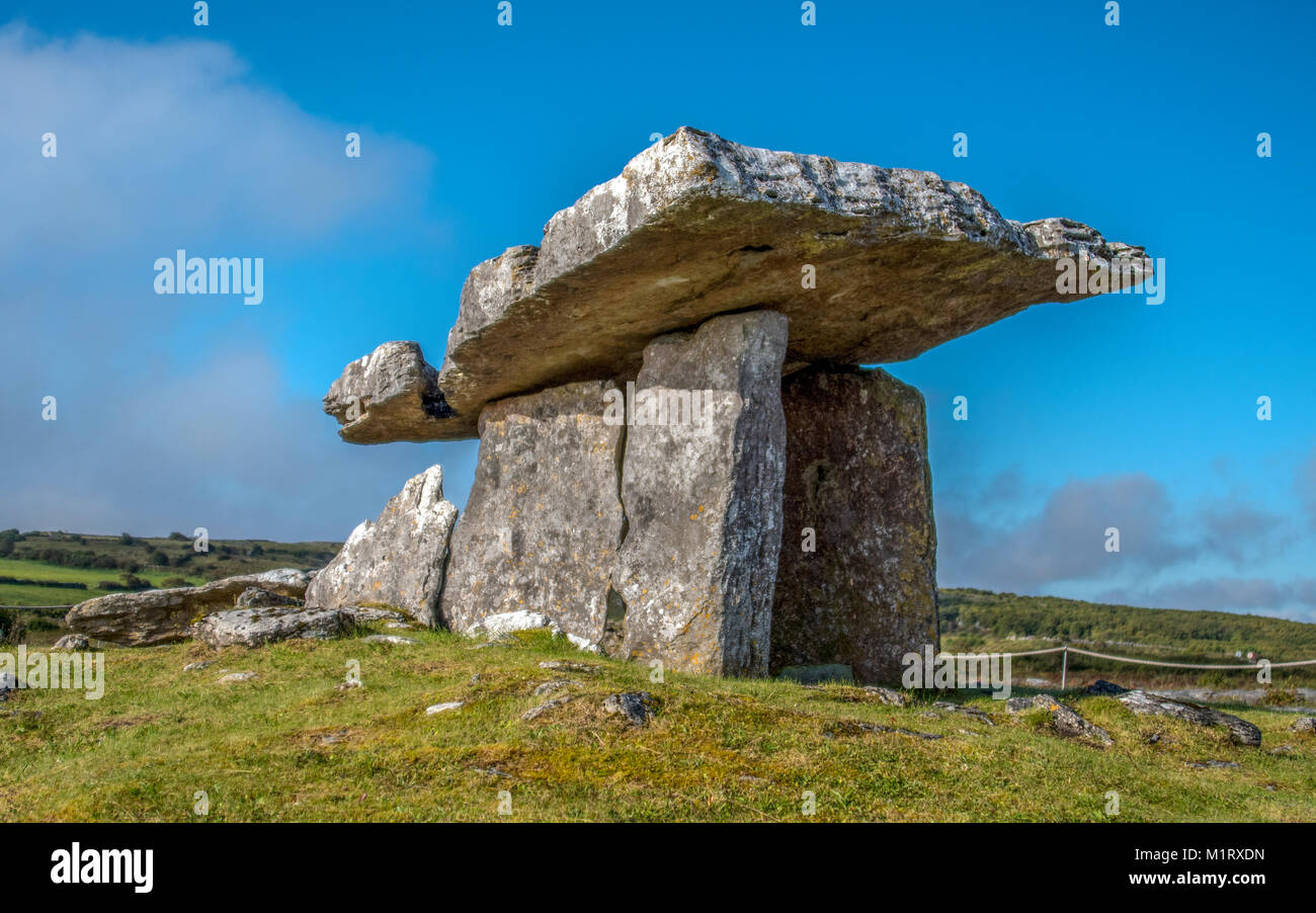 Le dolmen de Poulnabrone est son silence et solitude watch en Irlande à distance. Banque D'Images