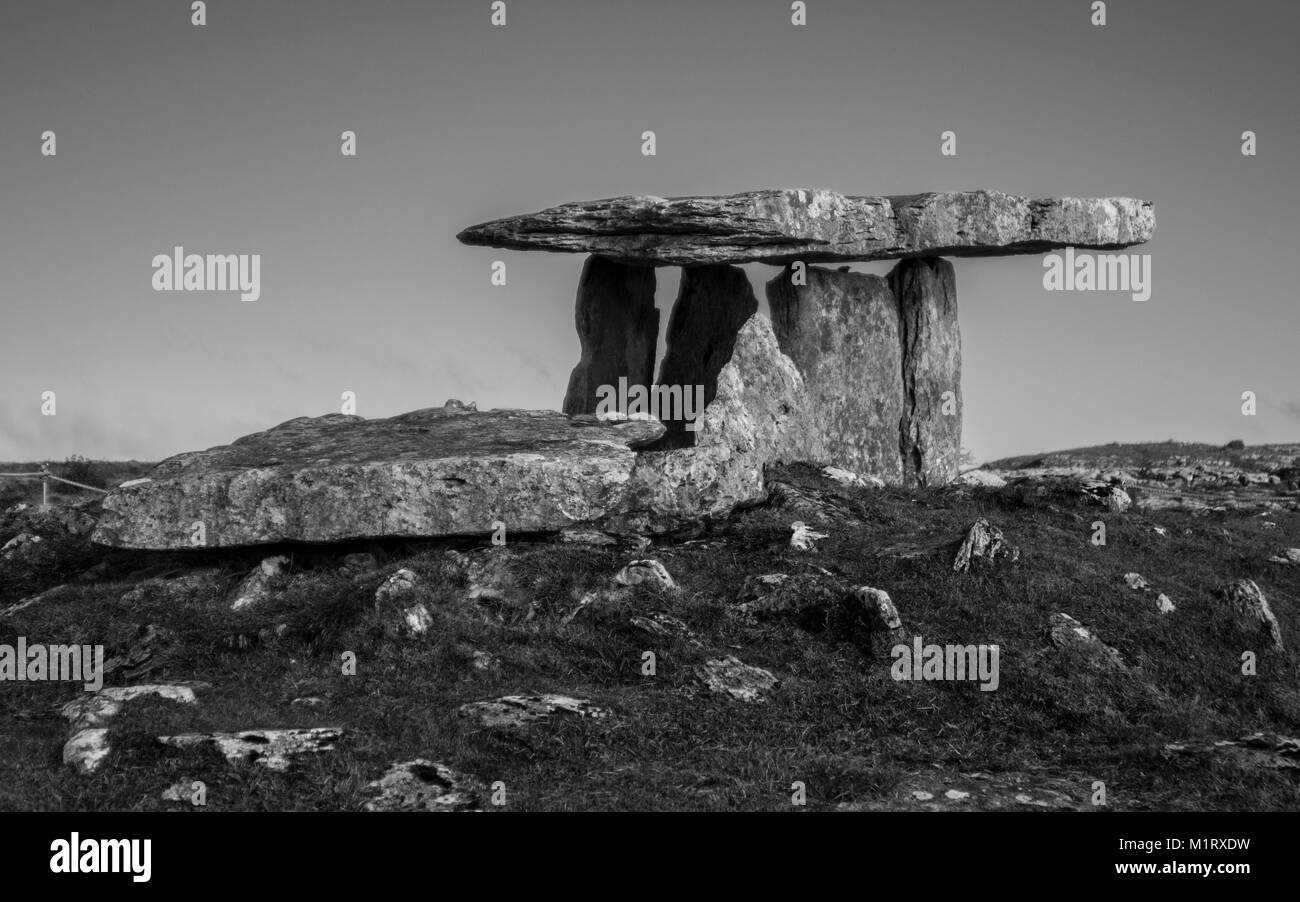 Le dolmen de Poulnabrone est son silence et solitude watch en Irlande à distance. Banque D'Images