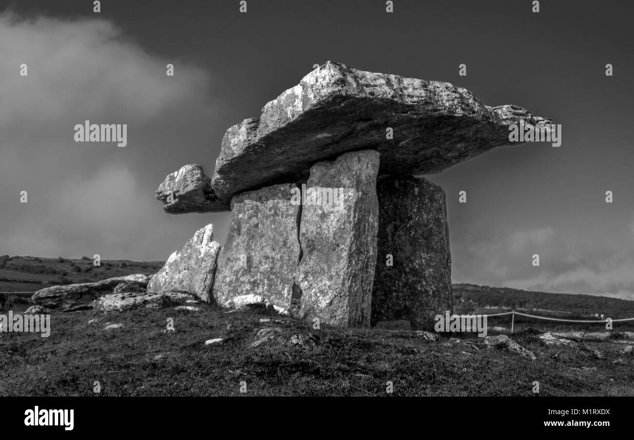 Le dolmen de Poulnabrone est son silence et solitude watch en Irlande à distance. Banque D'Images