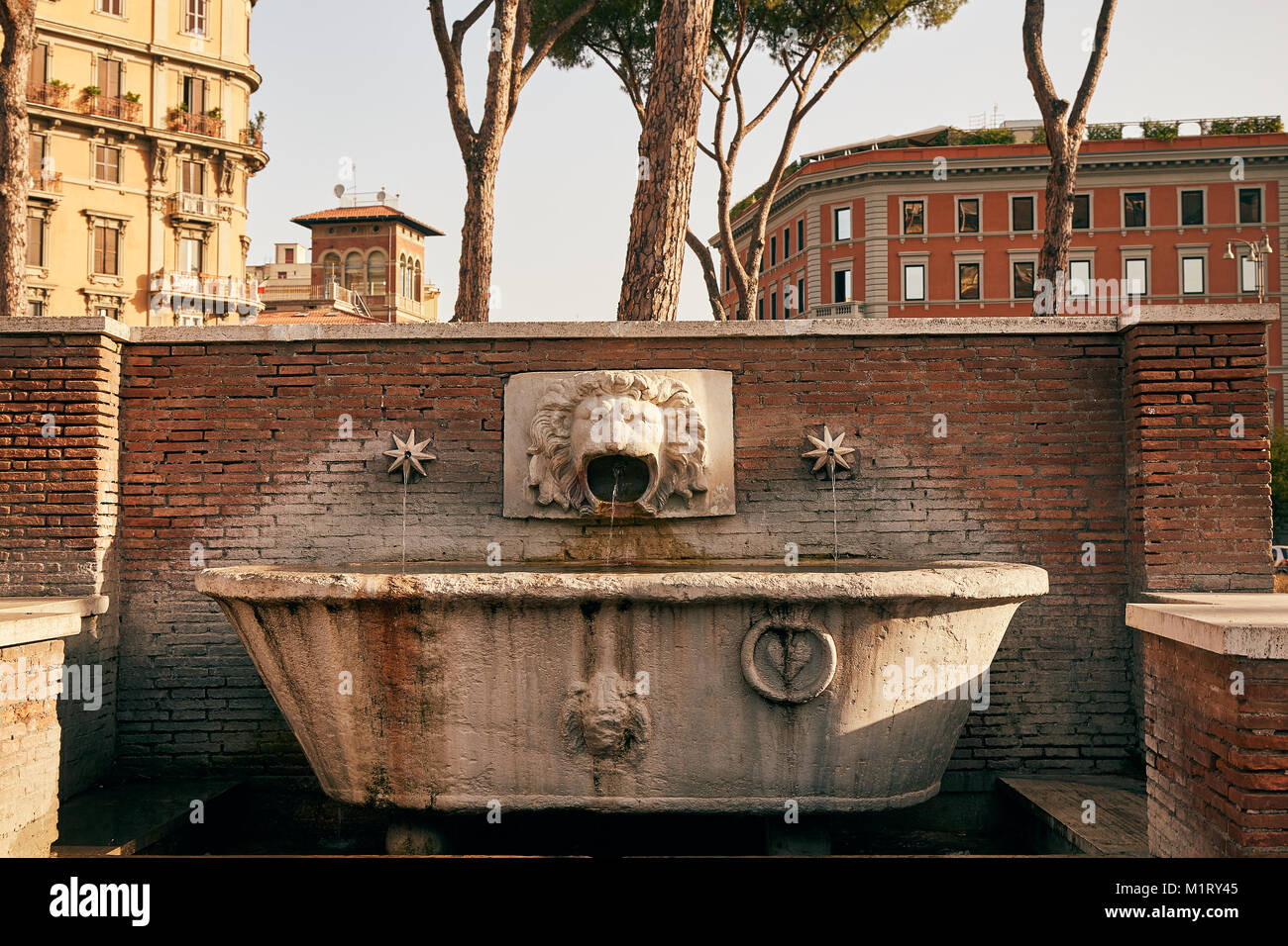 Une fontaine d'eau potable sous la forme d'une baignoire et d'une tête humaine à Rome, Italie sur une journée d'été Banque D'Images