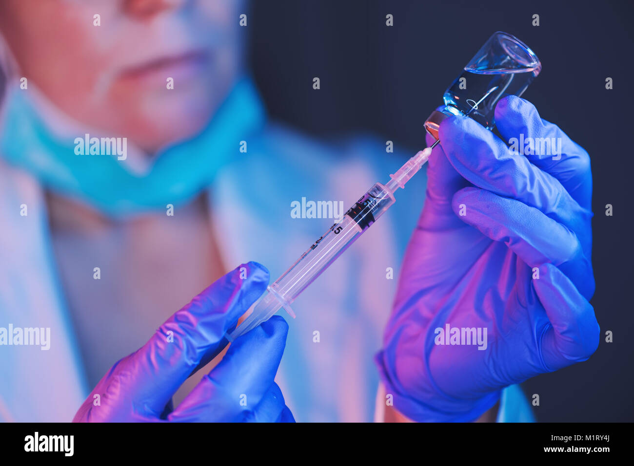 Médecin l'élaboration de solution à partir de bouteille et de remplissage seringue de vaccin pour l'injection de vaccination des patients en clinique médicale, santé et médecine profes Banque D'Images