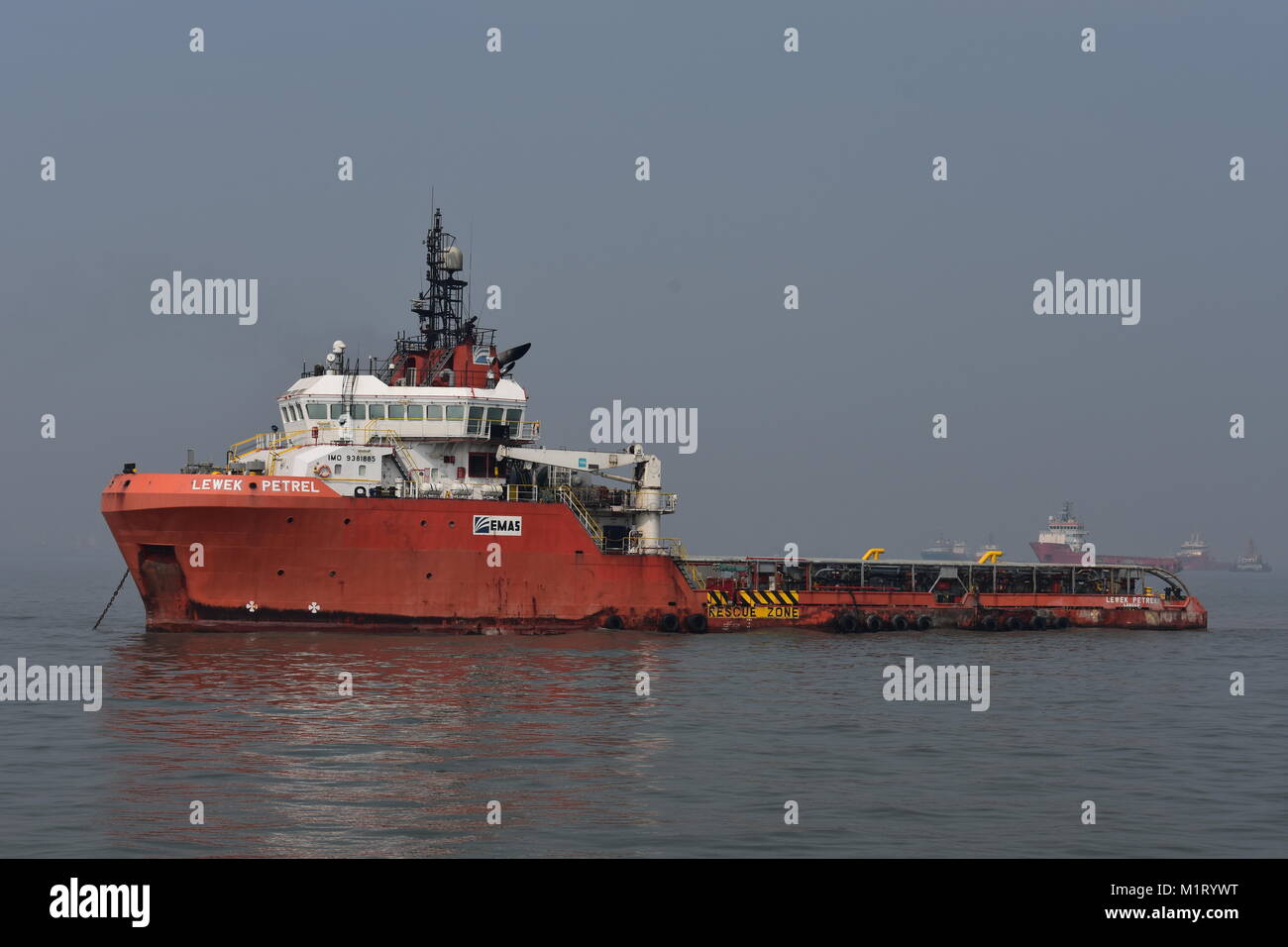 Un navire, raffineries de pétrole au centre de la mer. Banque D'Images