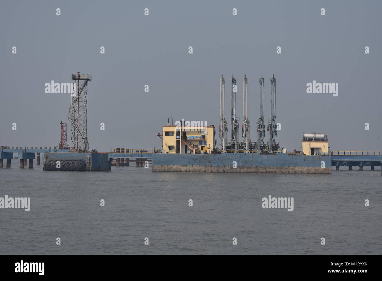 Une usine de raffineries de pétrole au centre de la mer. Banque D'Images