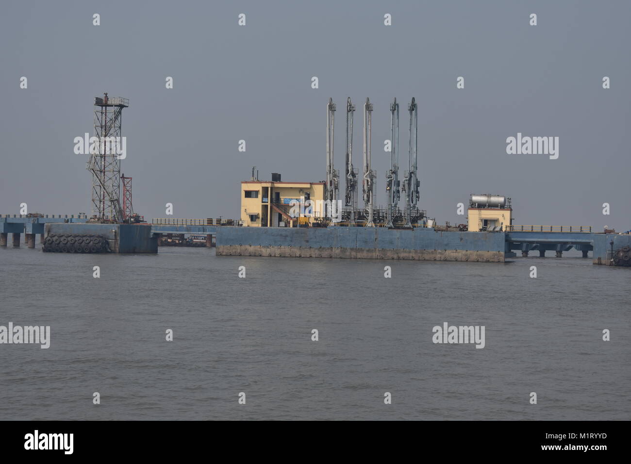 Une usine de raffineries de pétrole fermer à awesome. Banque D'Images