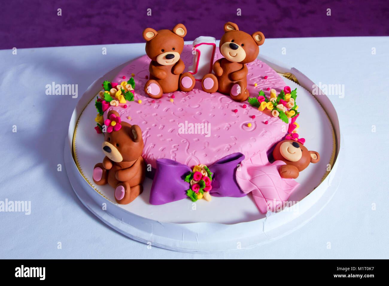 1 Ans D Anniversaire Cake Grande Belle Kids Gateau Decore Avec Ours Turquoise Photo Stock Alamy