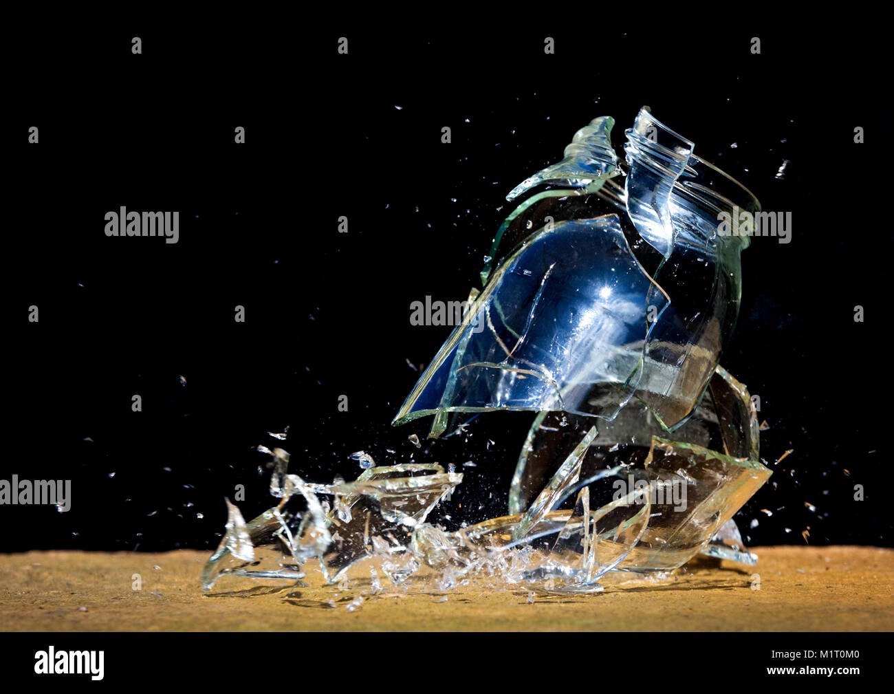 Pot en verre clair qui est tombé et brisé en plusieurs morceaux casse Photo  Stock - Alamy