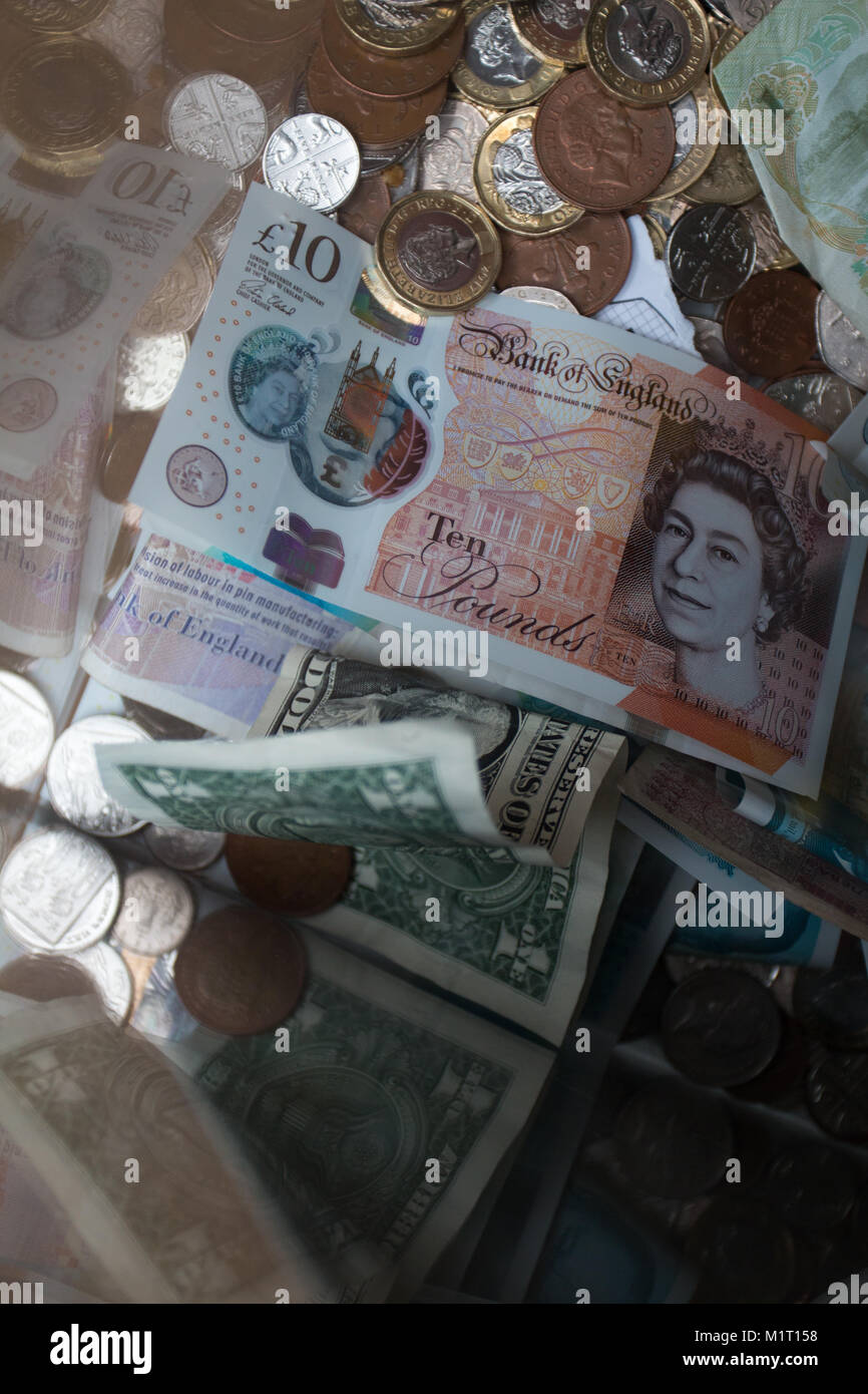 Dons : Billets et pièces de diverses monnaies d'un don fort Banque D'Images