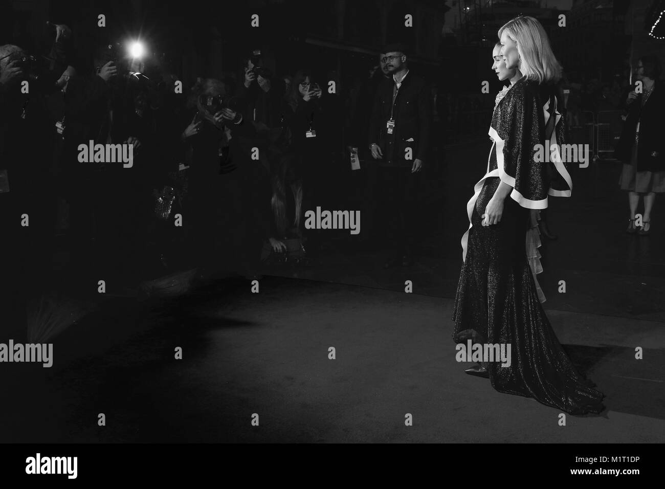 LONDON - OCT 14, 2015 : ( Image ) monochrome altérées à Cate Blanchett et Rooney Mara assister à la Carol premiere, 59th BFI London Film Festival à Londres Banque D'Images