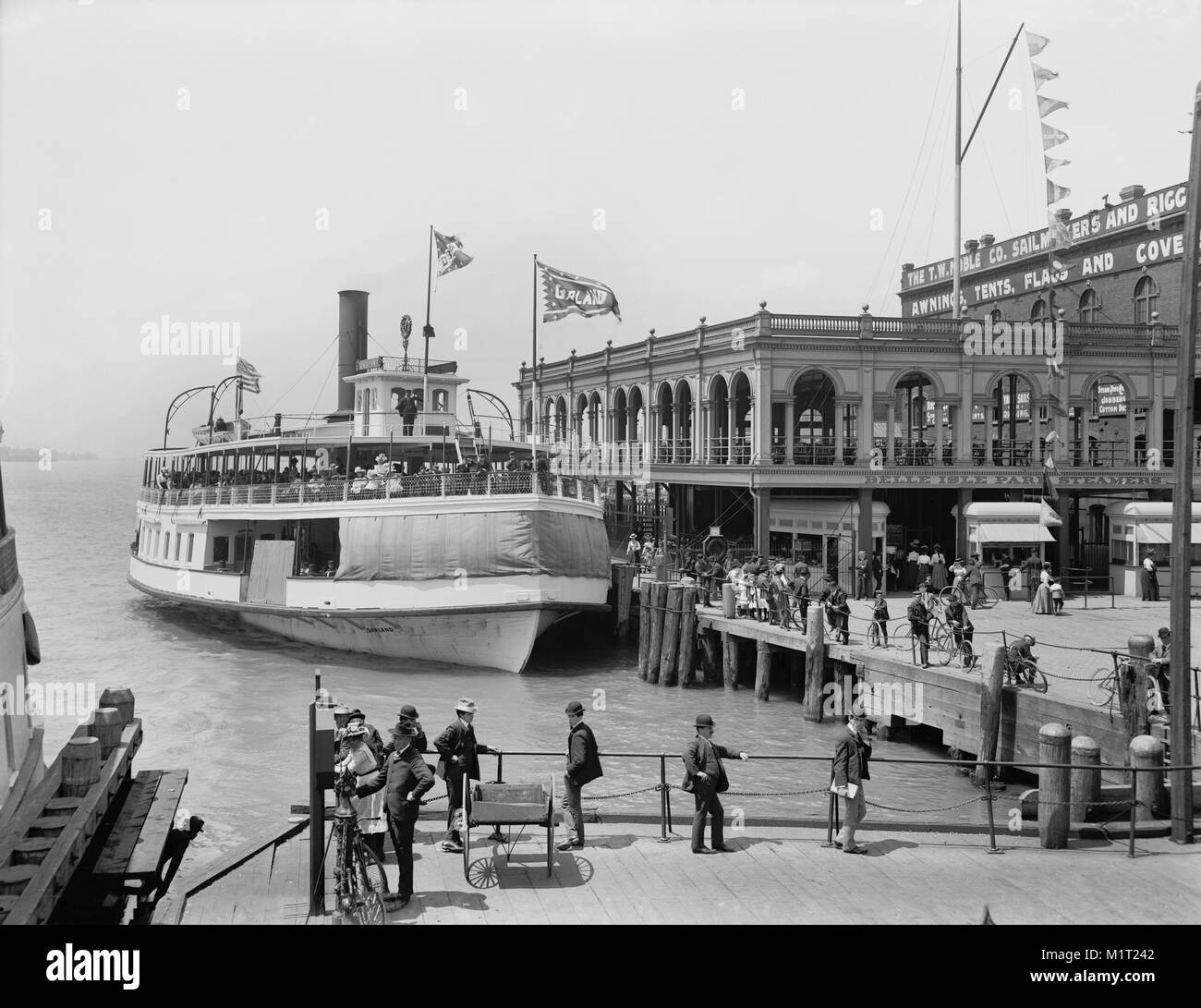 Ferry à quai, Belle Isle Park, Détroit, Michigan, USA, Lycurgue S. Glover pour Detroit Publishing Company, 1900 Banque D'Images