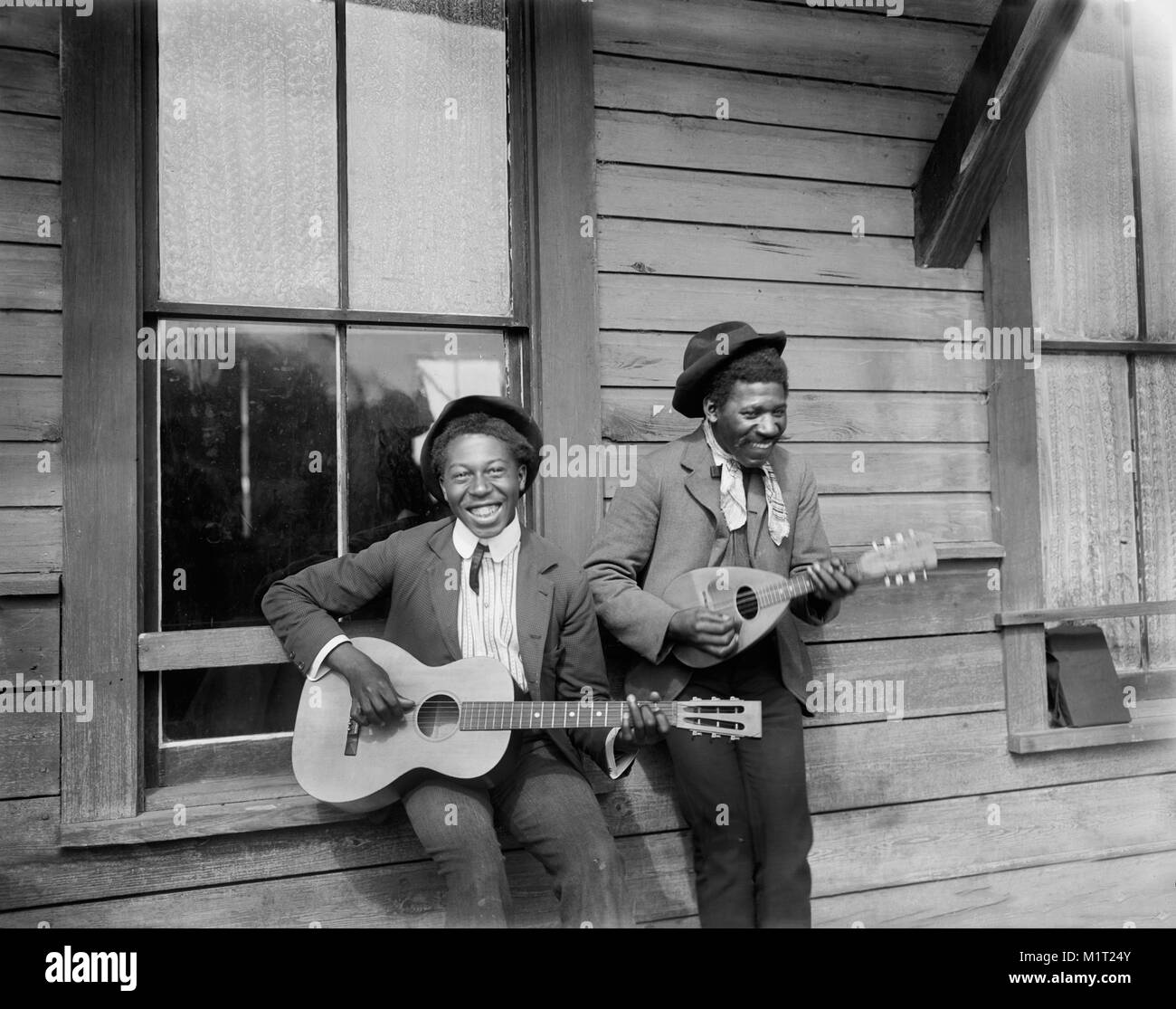 Deux hommes jouent de la guitare et de la mandoline, 'vrais amoureux de la Muse", William Henry Jackson pour Detroit Publishing Company, 1902 Banque D'Images